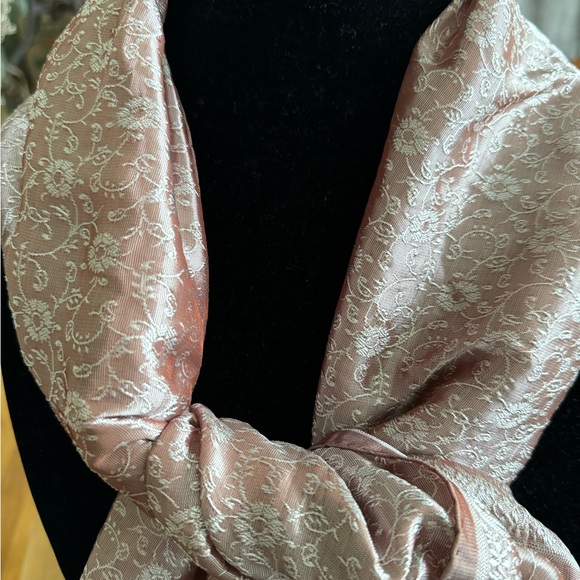 Accessories - Patterned handsewn edges silkscarf in beige